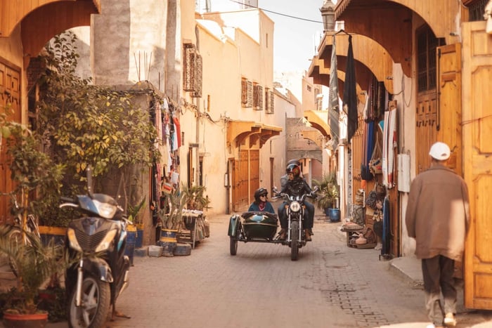 Ukryte skarby Marrakeszu: wycieczka z przewodnikiem w zabytkowym motocyklu z przyczepką, 1,5 godz.