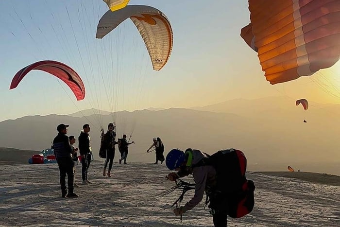 Marrakech: Gleitschirmfliegen über der Agafay-Wüste und Blick auf das Atlasgebirge