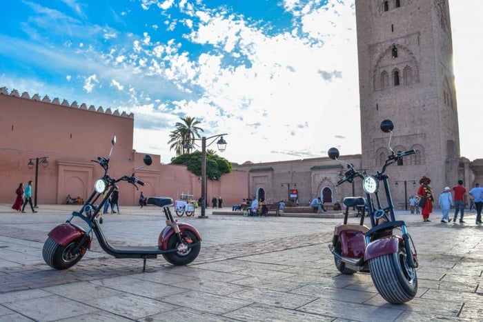 Glid gennem den røde by på en EcoScooter-tur!