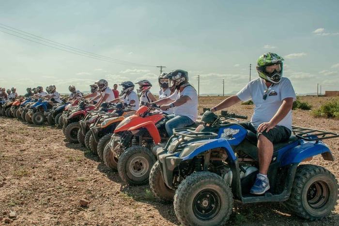 Quad en el desierto de Jbilets con palmeral y piscina