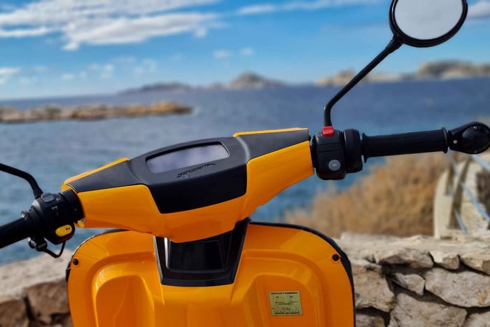 Marselha: Aluguel de motocicleta elétrica com guia para smartphone