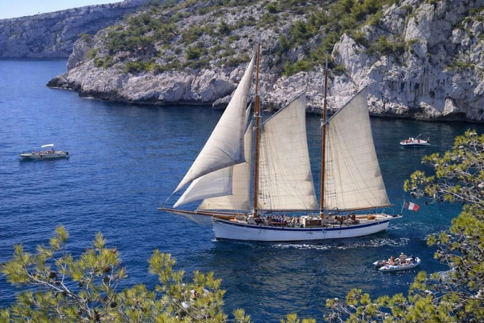 Marselha: Passeio de Veleiro de Meio Dia pelas Calanques e Snorkel