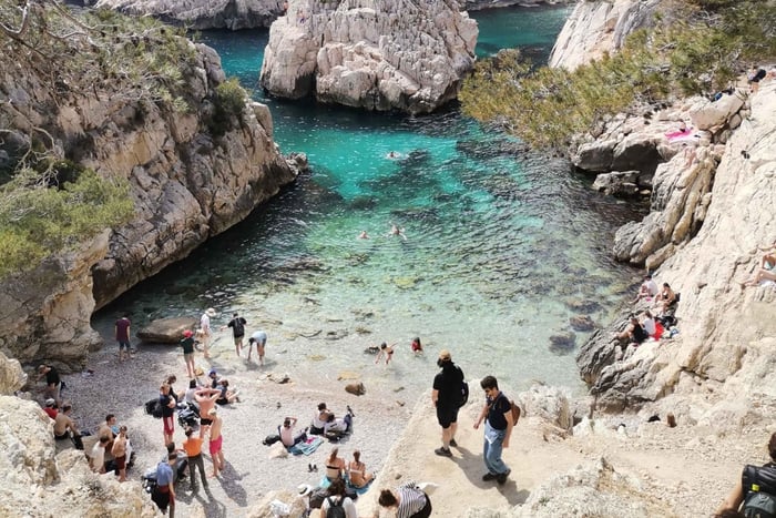 Marsylia: Wędrówka z przewodnikiem po Parku Narodowym Calanques z piknikiem