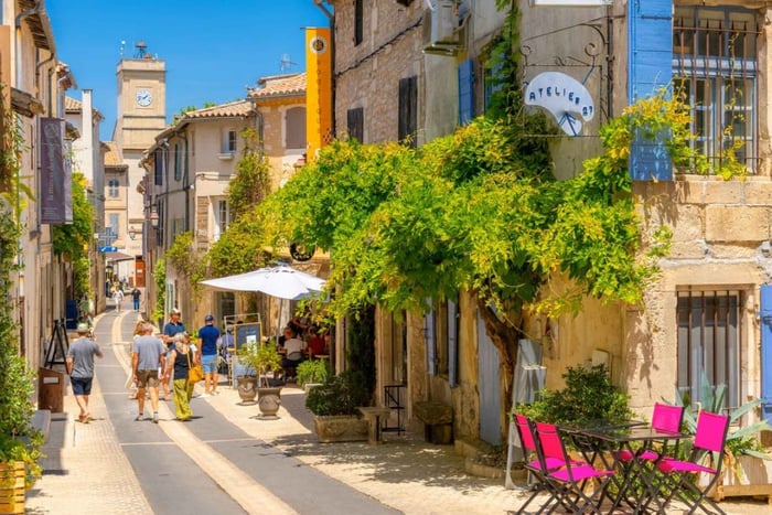 Marseille: Les Baux & Saint-Rémy Private Tour
