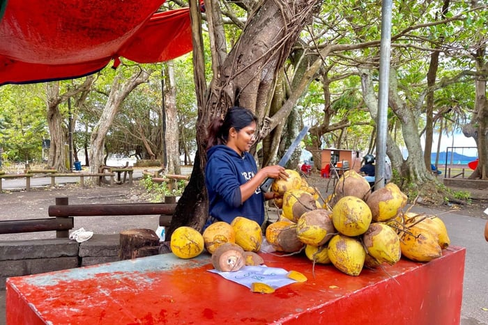 Mahebourg: Seaside Street Food and History Walking Tour