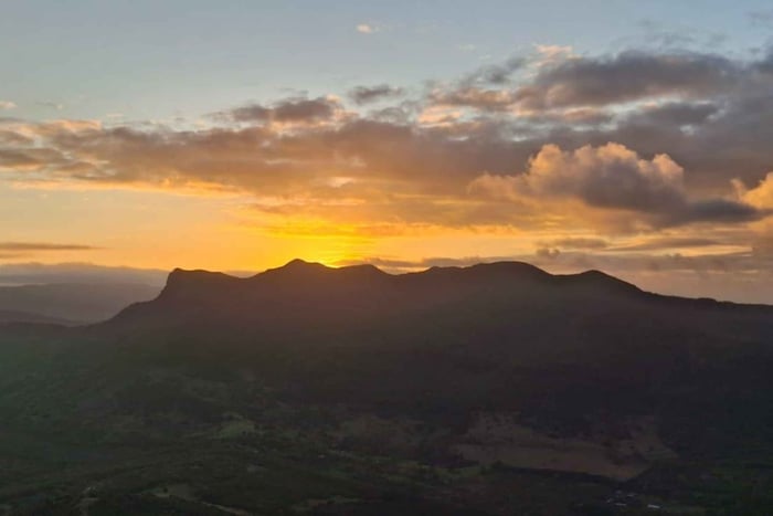 Mauritius: Le Morne & Tamarind Falls Guided Hike & breakfast