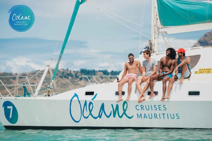 Ile aux Benitiers: Shared Full-Day Catamaran Cruise & Lunch