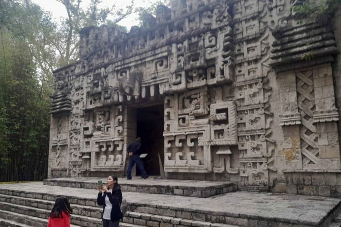 ANTHROPOLOGY MUSEUM & CHAPULTEPEC: Guided Tour
