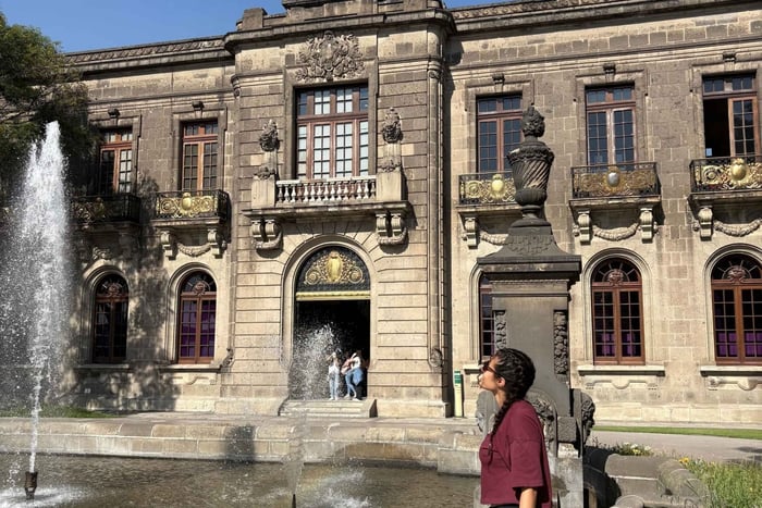 Chapultepec Castle: Private tour with local guide, tickets included