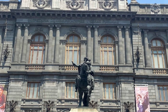 Historic Center of CDMX: Monday Walking Sightseeing Tour through the Heart of Mexico