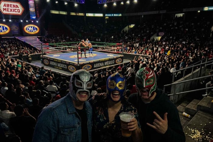 Noite de Lucha Libre com cerveja de cantina, quiz e caos à beira do ringue