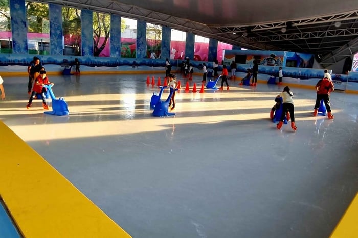 Mexico City: Cable Car Tour with Ice Skating