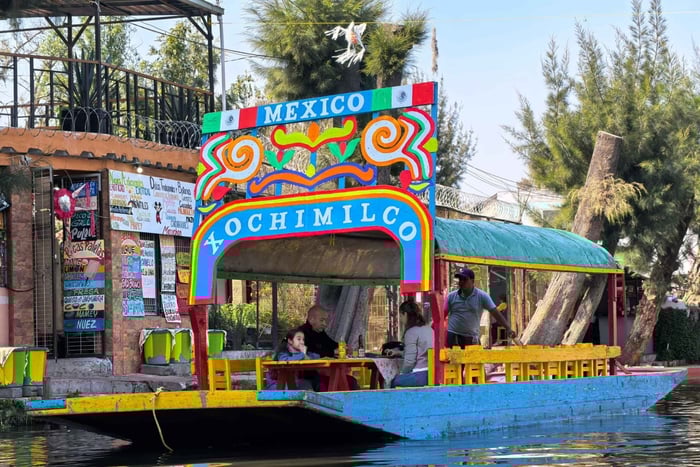 Mexico City: Expert-Guided Boat Tour with Lunch and Drinks