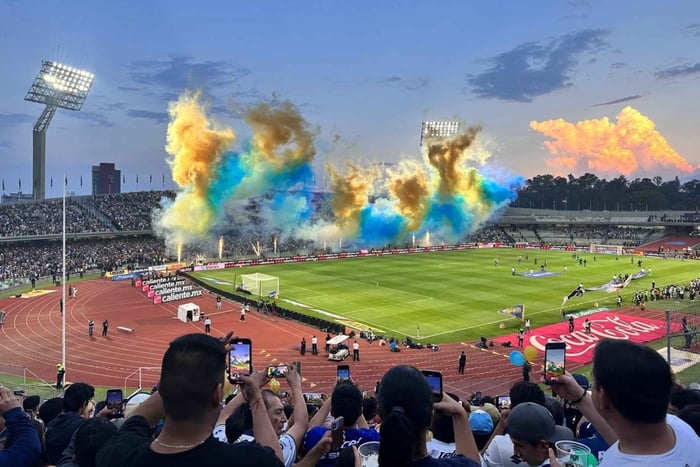 Meksyk: Wieczór piłkarski na stadionie olimpijskim, domu Pumasów