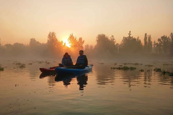 Xochimilco: Kajaktur ved solopgang og White Castle med morgenmad