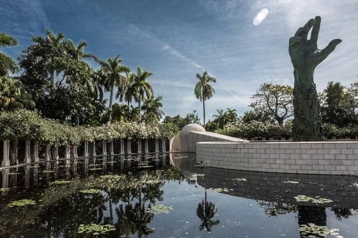 History through Architecture Private Tour with Transport