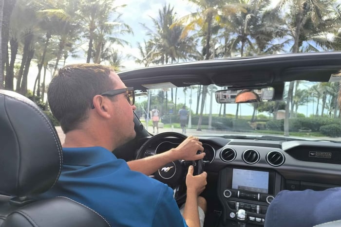 Privat tur i en Mustang cabriolet på fransk