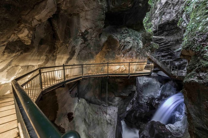 Depuis Milan : train vers le lac de Côme, gorges de Bellano et musées BAC