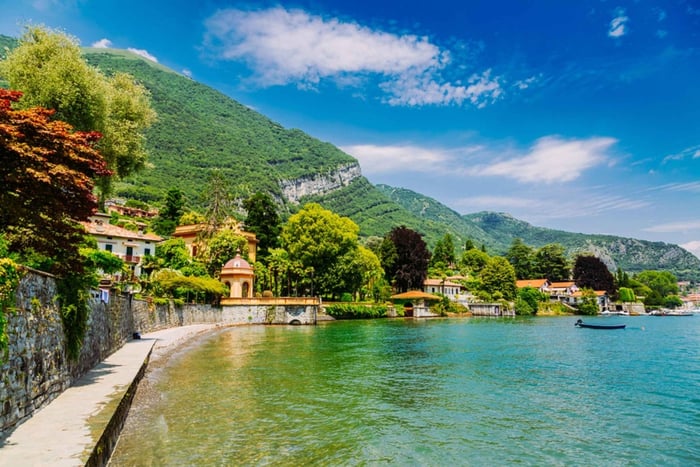 From Nice: Guided visit of Dolceacqua, Lake Como, Milan