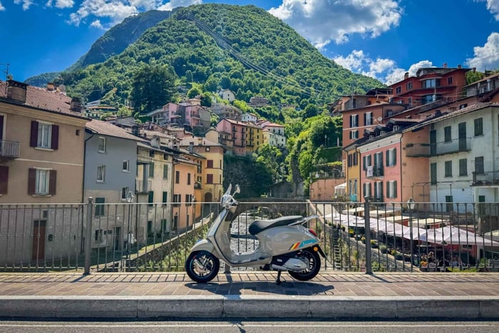 Lake Como: Full Day Vespa Rental & Sun beds at Beach Club