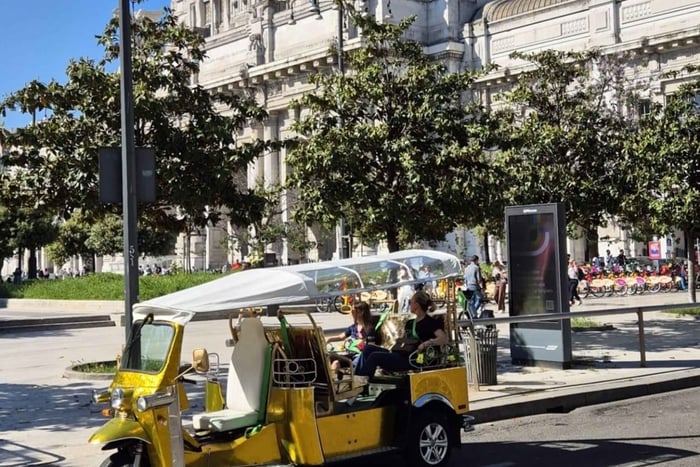 Milan: Private Tuk Tuk Tour with Hotel Pickup