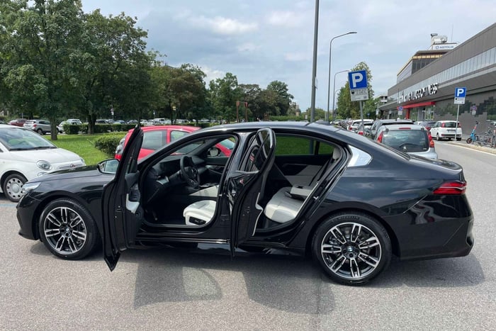 Milan Transfer from city to LUGANO (CH) (business sedan car)