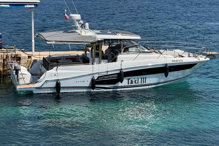 Tour privado en barco por una isla en la bahía de Boka CAP40