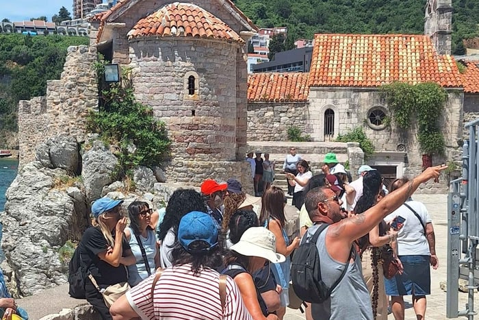 Budva: Old Town Walking Tour and Private Boat Trip