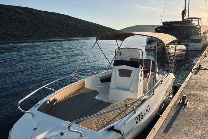 Kotor: alquiler de barcos en la bahía de Boka (sin patrón)