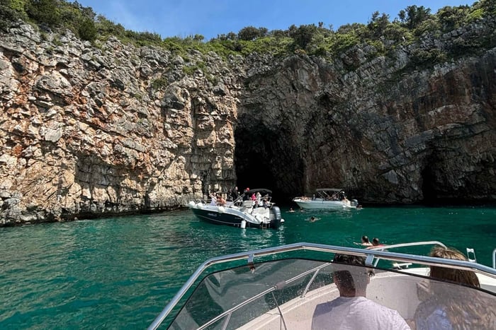 Kotor: Perast, Hidden Cave, and Tunnel Boat Tour with Drink