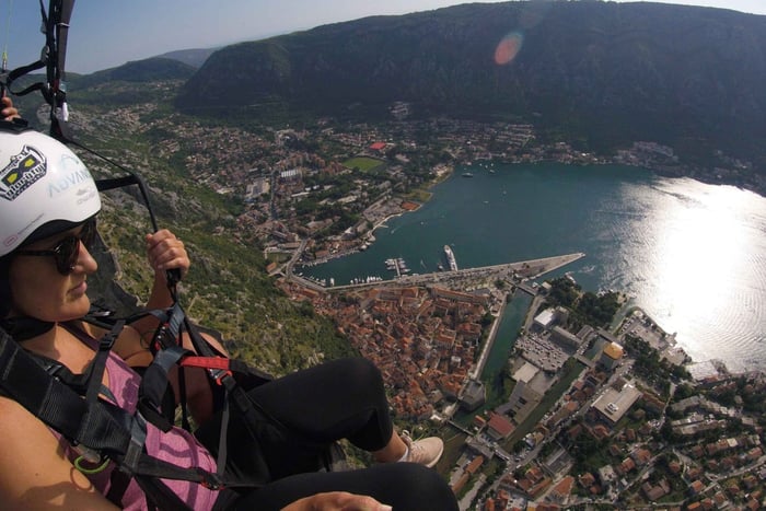 Kotor: demostración de parapente en tándem sobre la bahía