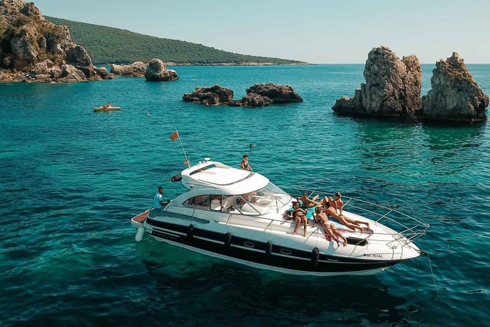 Ulcinj: tour turístico de 2 horas por la costa en yate con patrón.