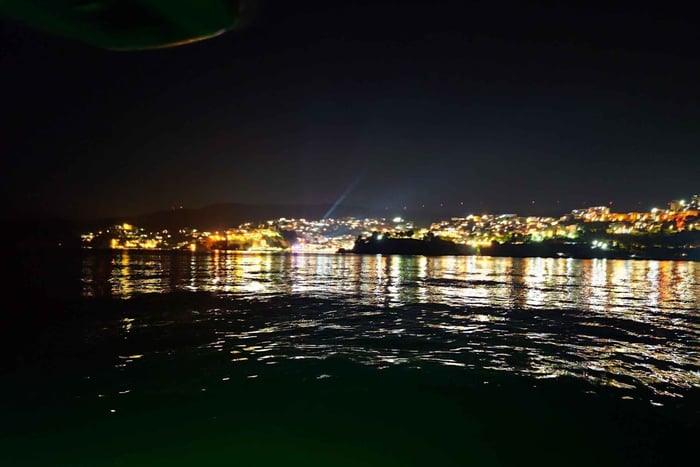 Paseo en barco nocturno por Ulcinj: casco antiguo, bahías de Liman y luces del Adriático