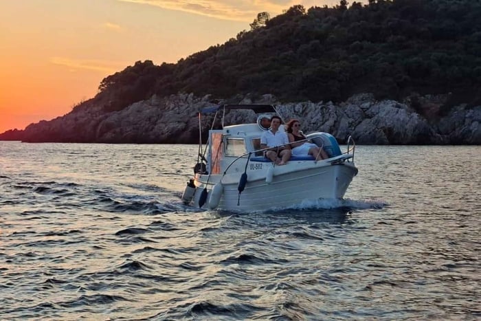 Ulcinj: tour en barco por la bahía de Valdanos y la cueva marina