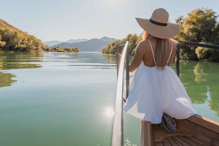Vranjina: tour in barca all'alba o al tramonto sul lago di Scutari con snack