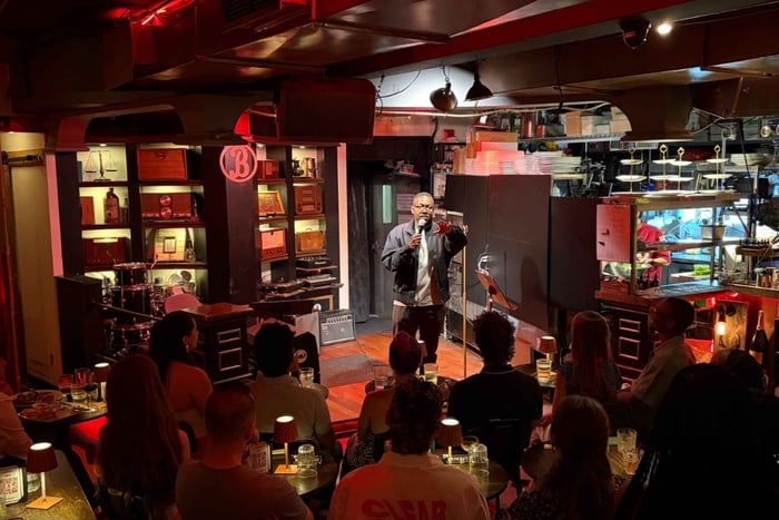 Proffs-comedyshow på en speakeasy i förbudstidens stil