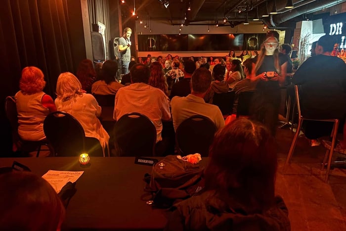 Lippu stand-up-komediaesitykseen Hotel Zero Onessa
