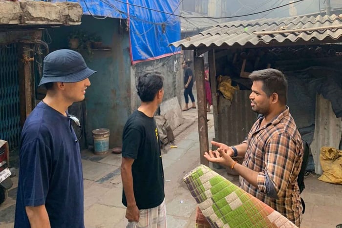 excursão a pé pela favela de Dharavi com morador local da favela