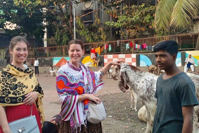 Dhobi Ghat Laundry and Dharavi Slum Tour with Local