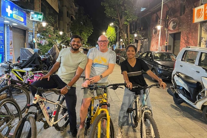 Guided Bike Tour of Mumbai's Highlights and Hidden Gems