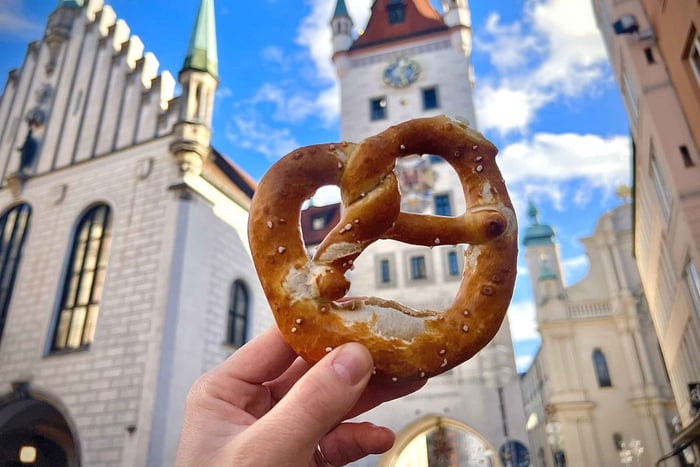 Munich: Old Town Food Tour with 10+ Tastings, Beer & Pretzel