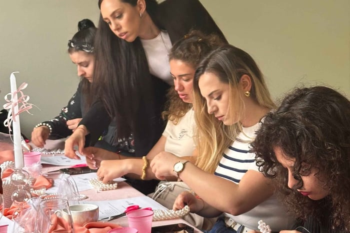 Munich: Pearl Beaded Bag Workshop with Drinks and Snacks