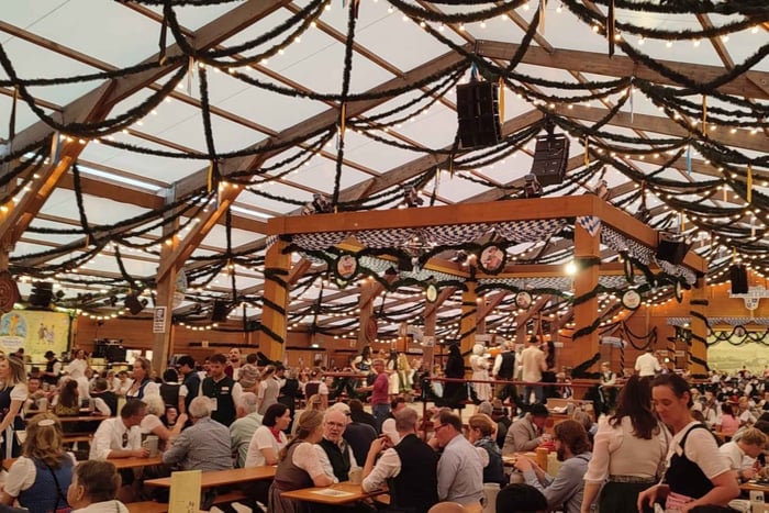Oktoberfest Experience in Sightseeing Tour with Bavarian Beer and Food