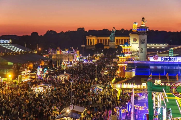 Munich : soirée à la tente Löwenbräu de l'Oktoberfest, avec réservation de table incluse