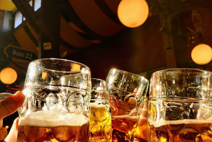 Múnich: tour guiado por el Oktoberfest con mesa en una carpa de cerveza y comida