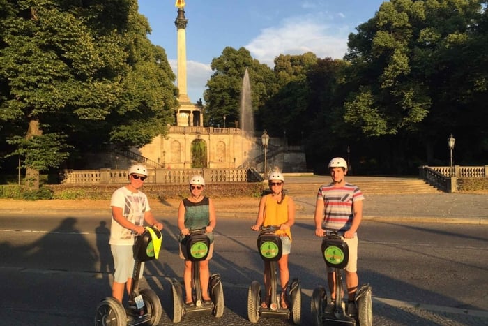 Monachium: Wycieczka na segwayu z przewodnikiem City Highlights