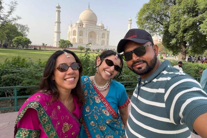 Agra: Taj Mahal Private Tour with Saree Dress-Up & Photos