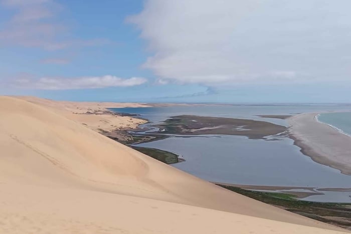 Walvis Bay: Sandwich Harbour 4x4 Safari with Guide