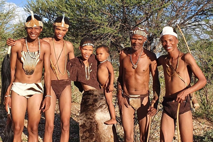 Windhoek : Marche des Bushman avec les San