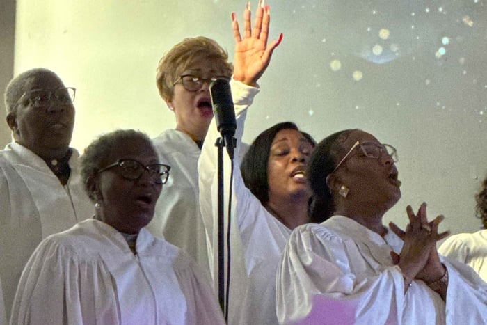 Harlem Walking Tour in French and Gospel Mass in a Small Group